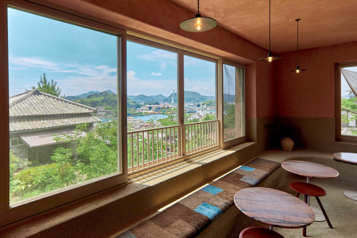 窓に広がる尾道の風景