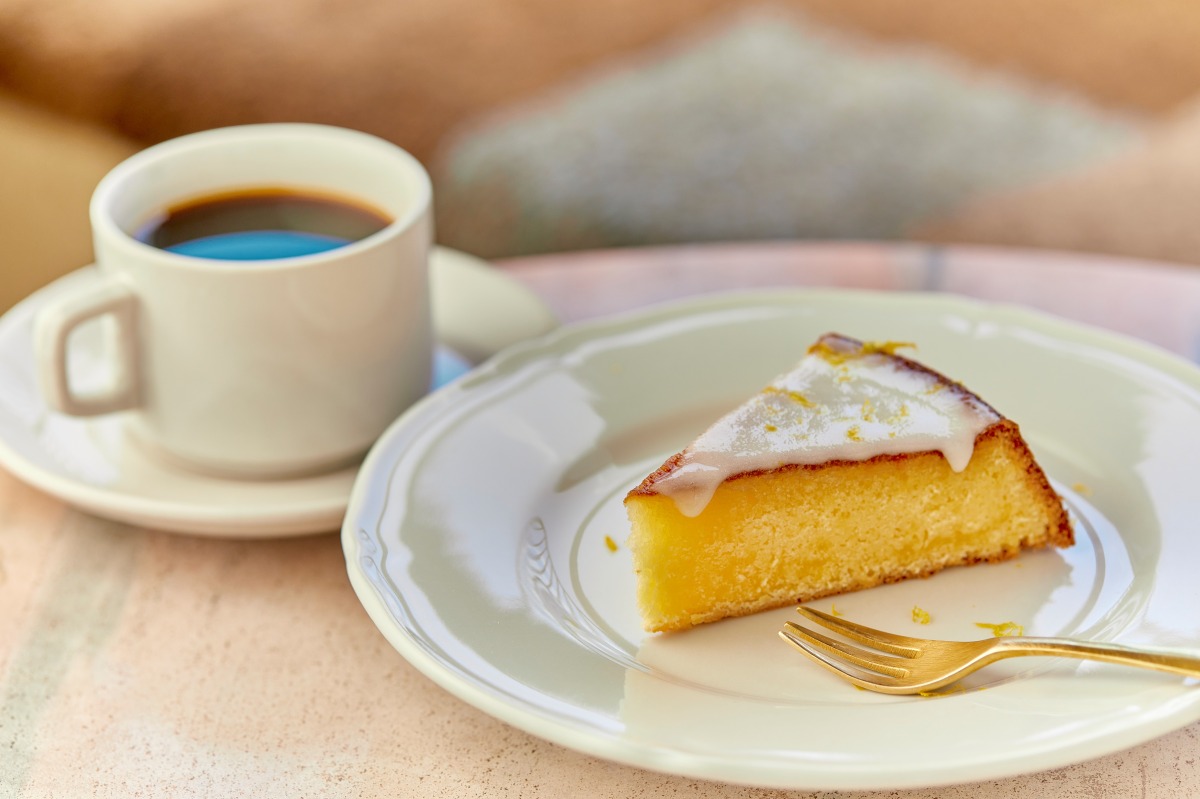 コーヒー660円（左）、レモンケーキ660円（右）