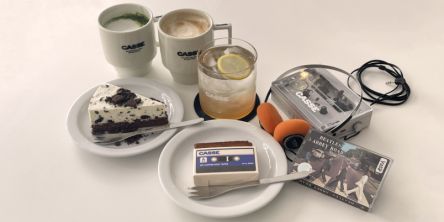 【渋谷】カフェ「CASSE」で、懐かしくも新鮮なカセットテープのアナログ音楽を