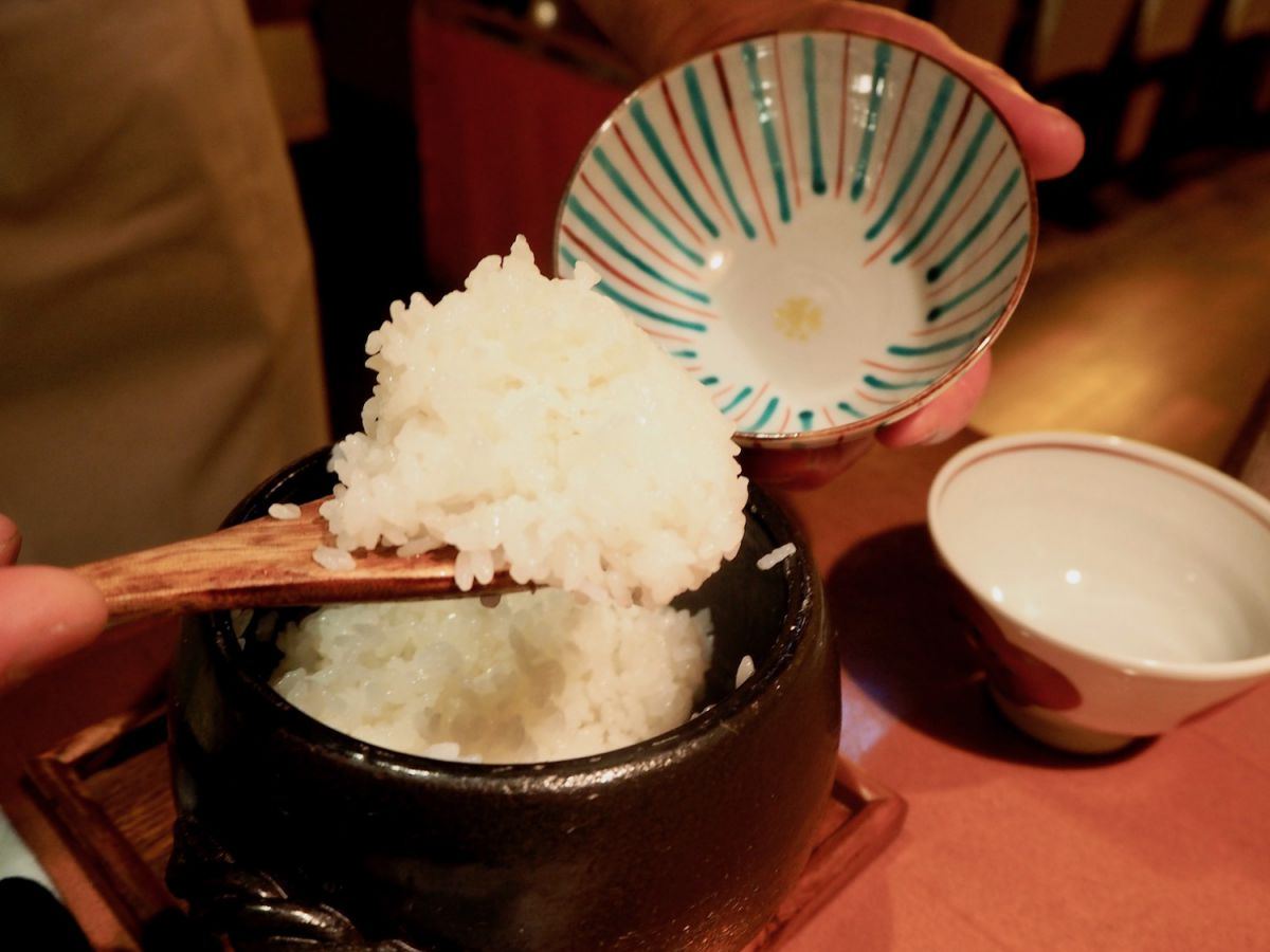 「米福」ご飯をよそう様子