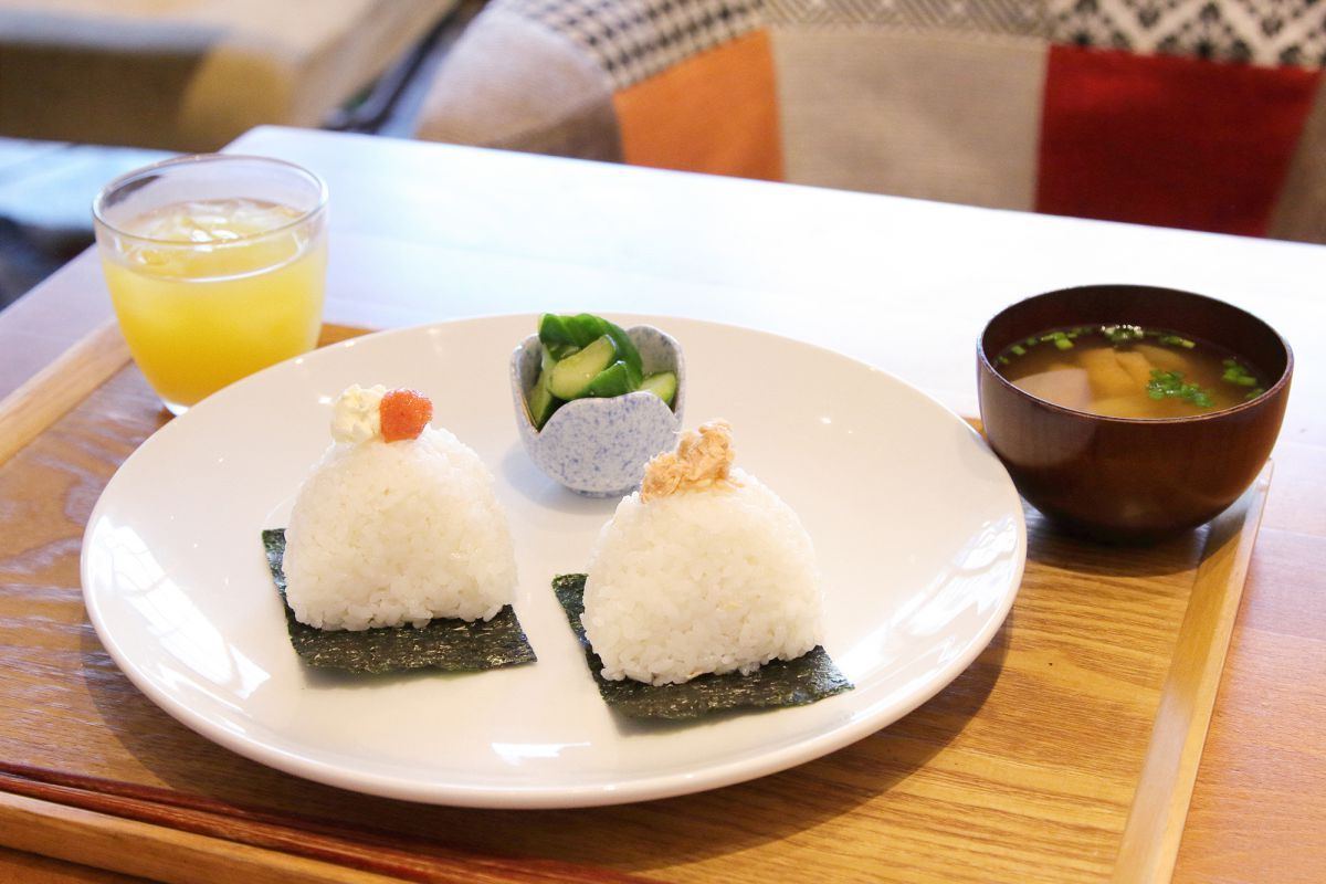「おにぎり朝食セット」700円、+セット味噌汁150円、+セットドリンク220円