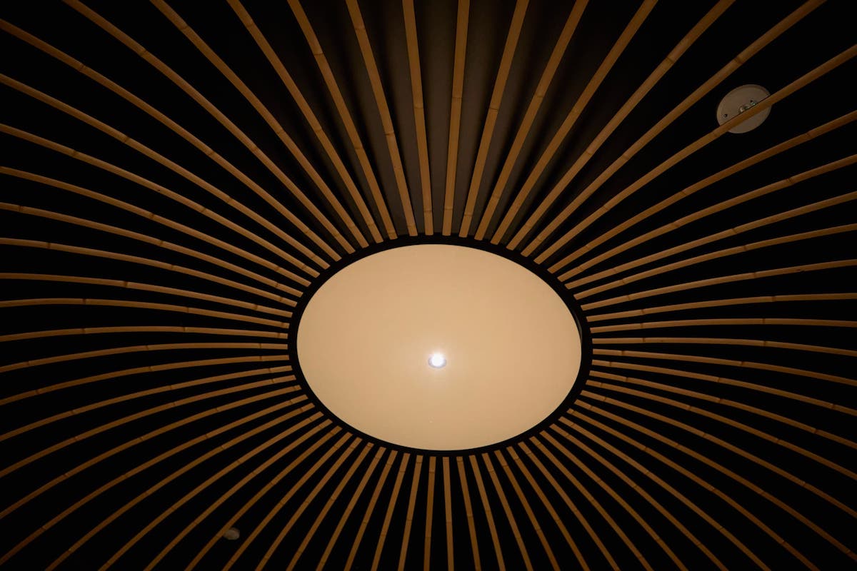 見上げると竹で円形に組まれた不思議な空間が