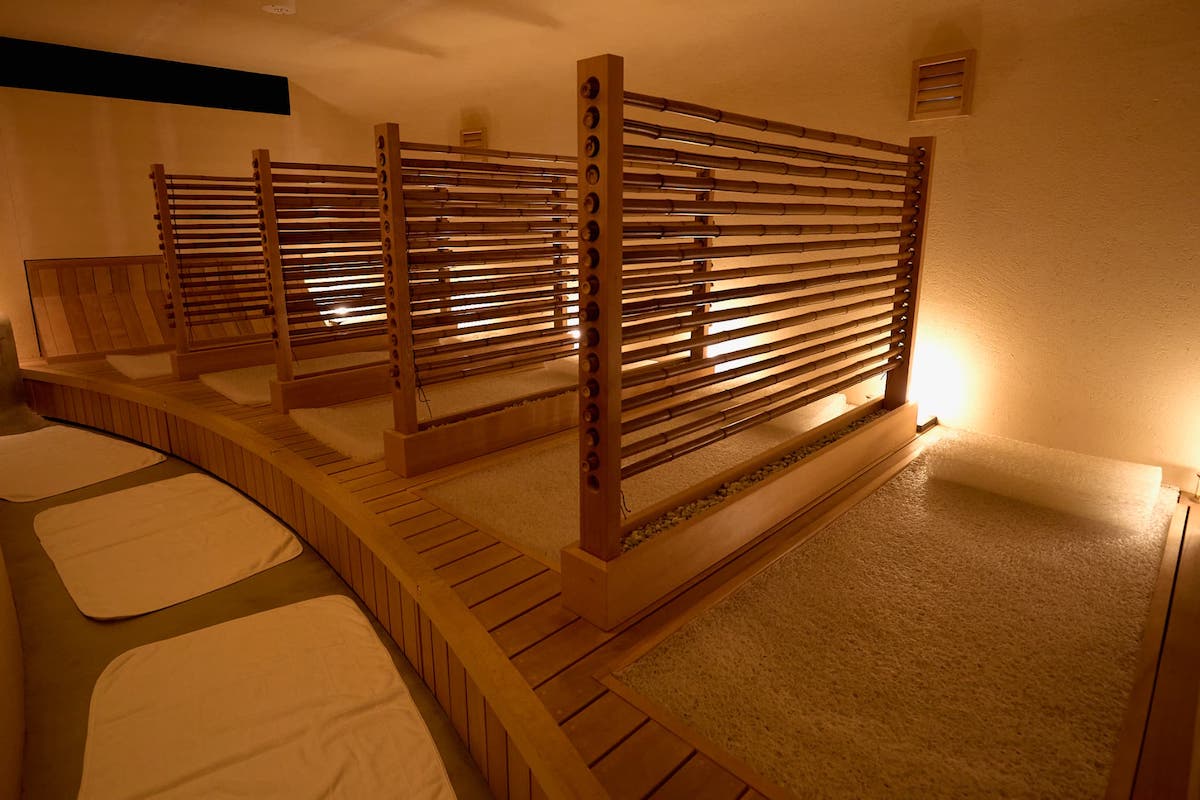 スチーム温浴は、ドライサウナより低温なのでサウナ初心者でも利用しやすい