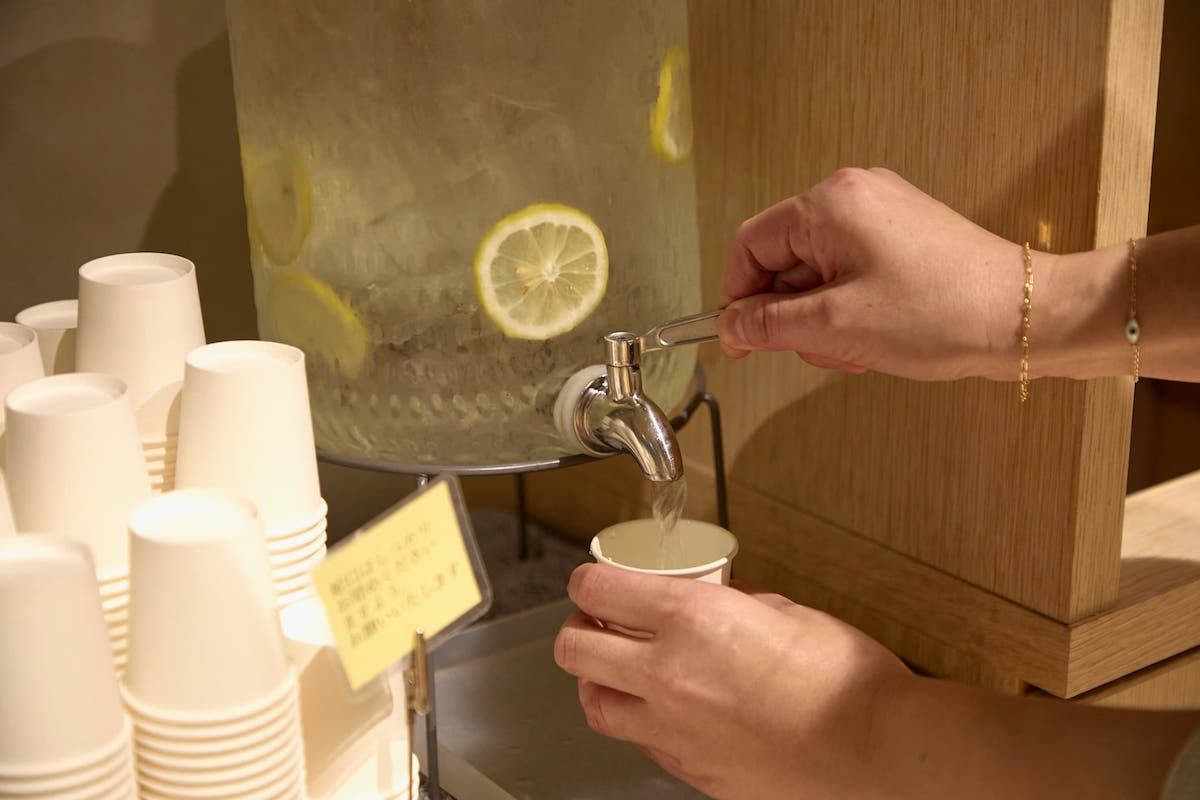 脱衣エリアにもドリンクカウンターがあってうれしい