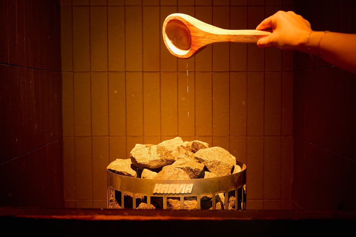 ロウリュウは15分に1回程度、一度に柄杓1杯まで