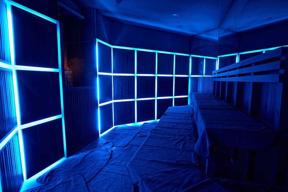 寒色照明で左脳を刺激する「左室」