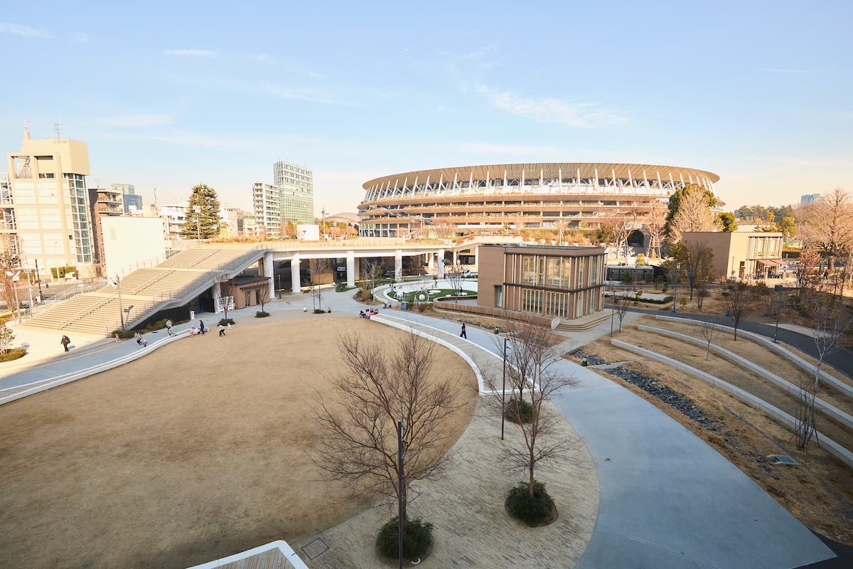 「TOTOPA都立明治公園店」を出ると広がる明治公園
