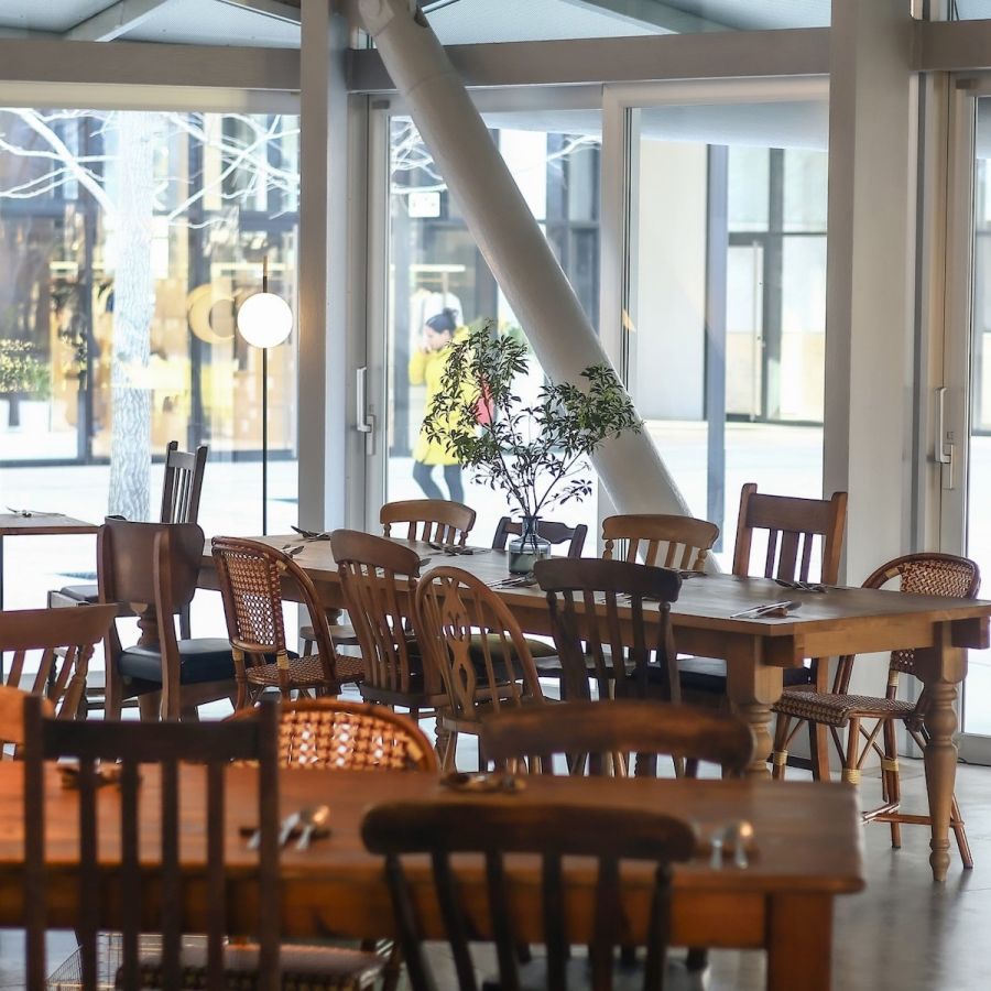 席数はかなり豊富。大人数で座れる大テーブルも。