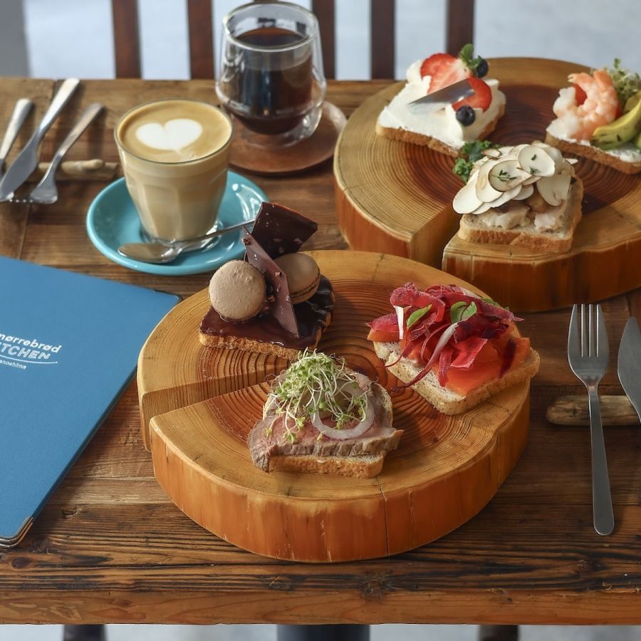 スタータースモーブローは計6種類。迷ったときは「おまかせ3種盛り合わせ」（ドリンク付）2200円がおすすめ。