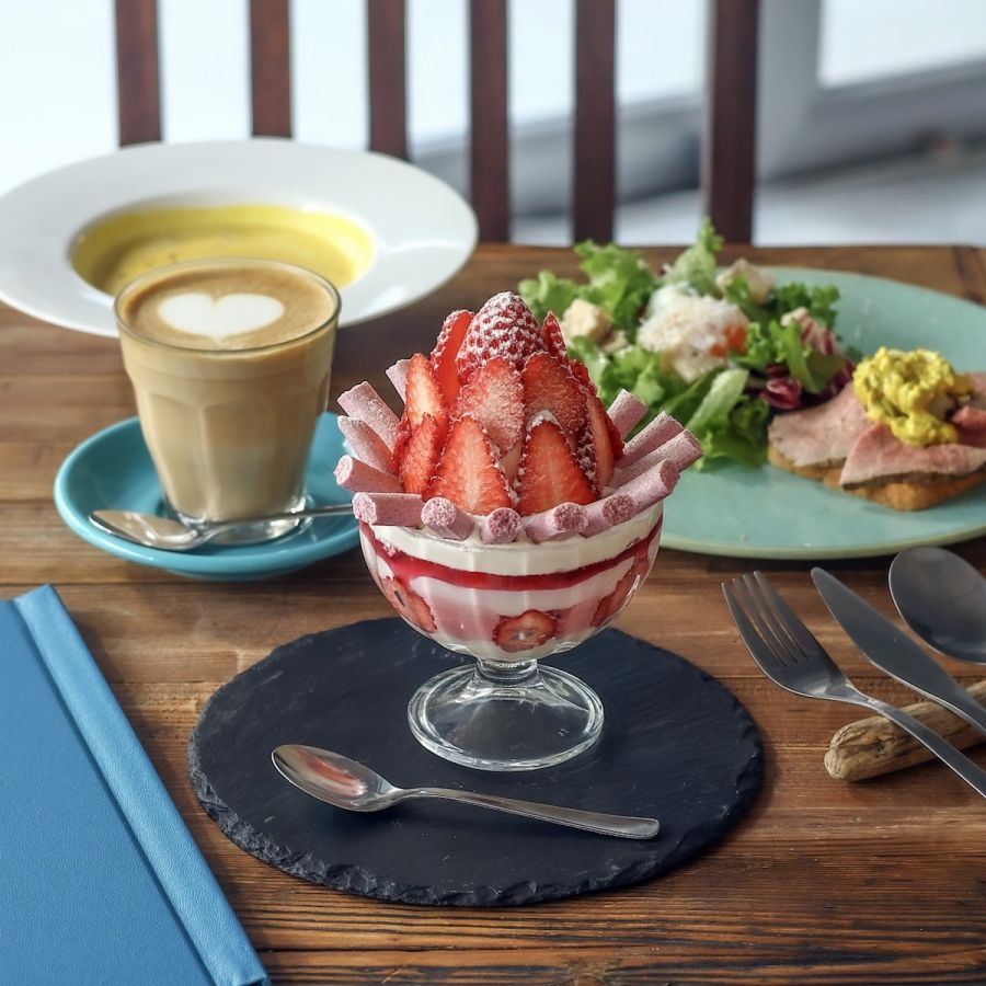 パフェは終日単品でのオーダーも可能（「スノーホワイトパフェ」1800円）※2026年5月中旬まで提供予定
