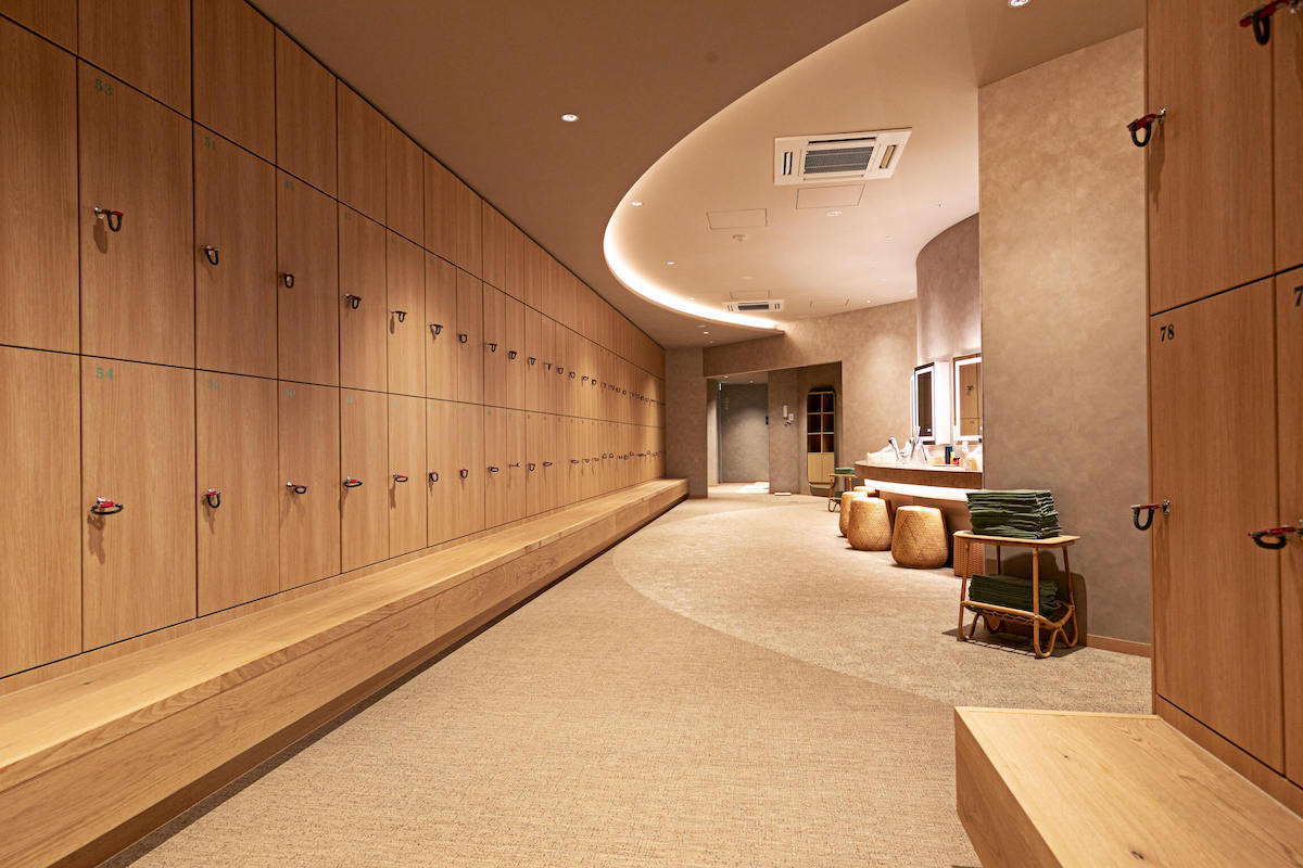 フェイスタオルの設置場所はロッカールームと館内着エリアにそれぞれ2カ所あり