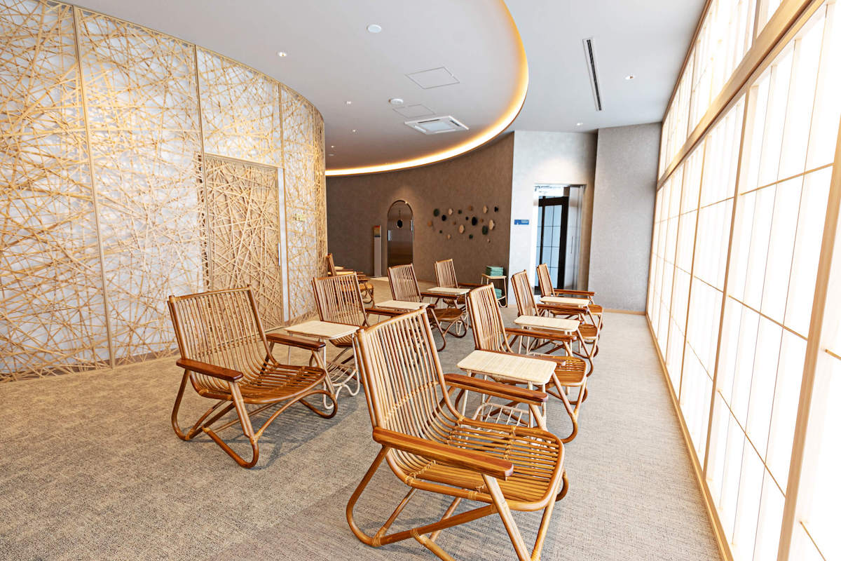 写真手前は自由にくつろげる「トトパラウンジ」、その奥は「呼吸ルーム」。館内着エリアはスマホの持ち込みが可能（ロッカールームと脱衣エリアは使用厳禁）