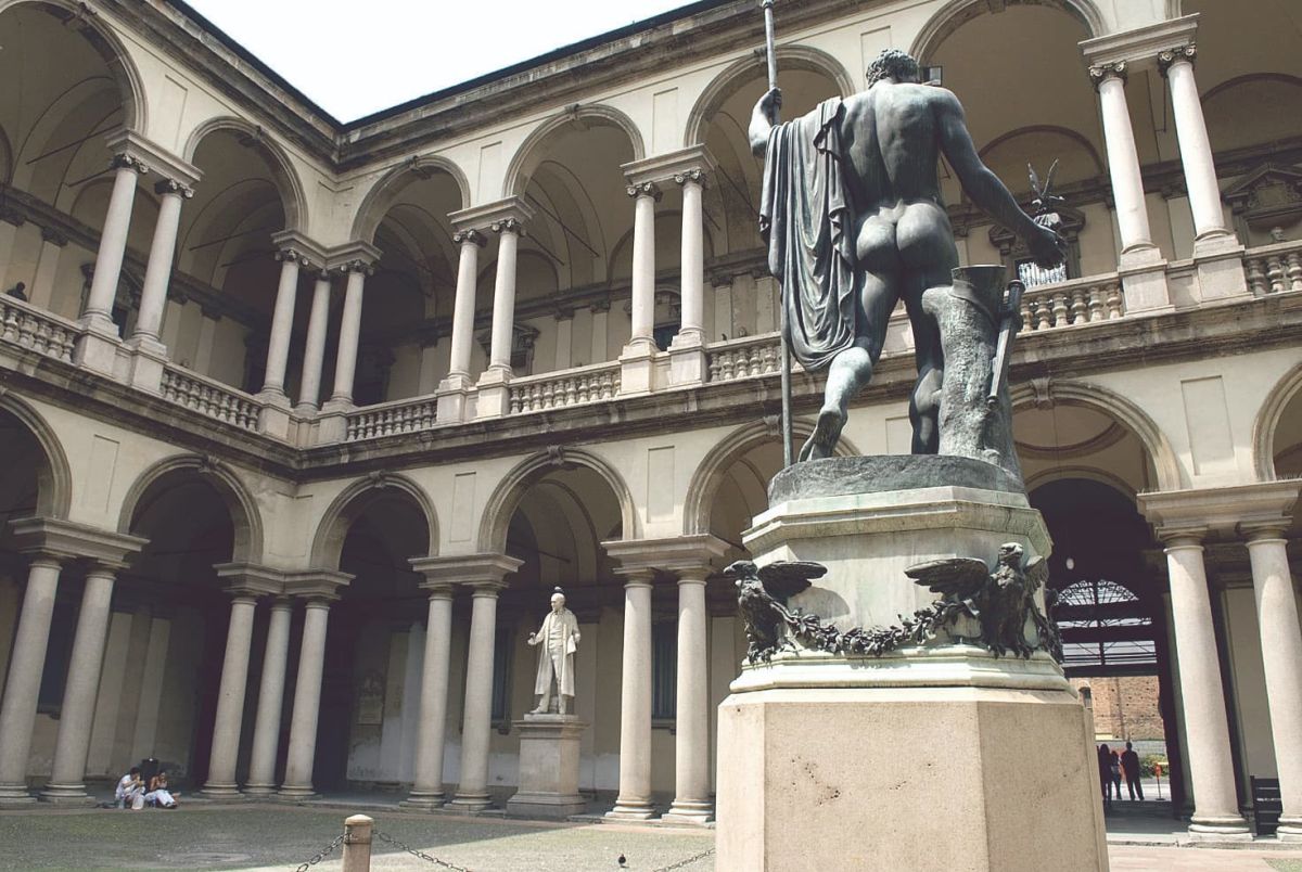 門をくぐった先にはナポレオンの像が立つ