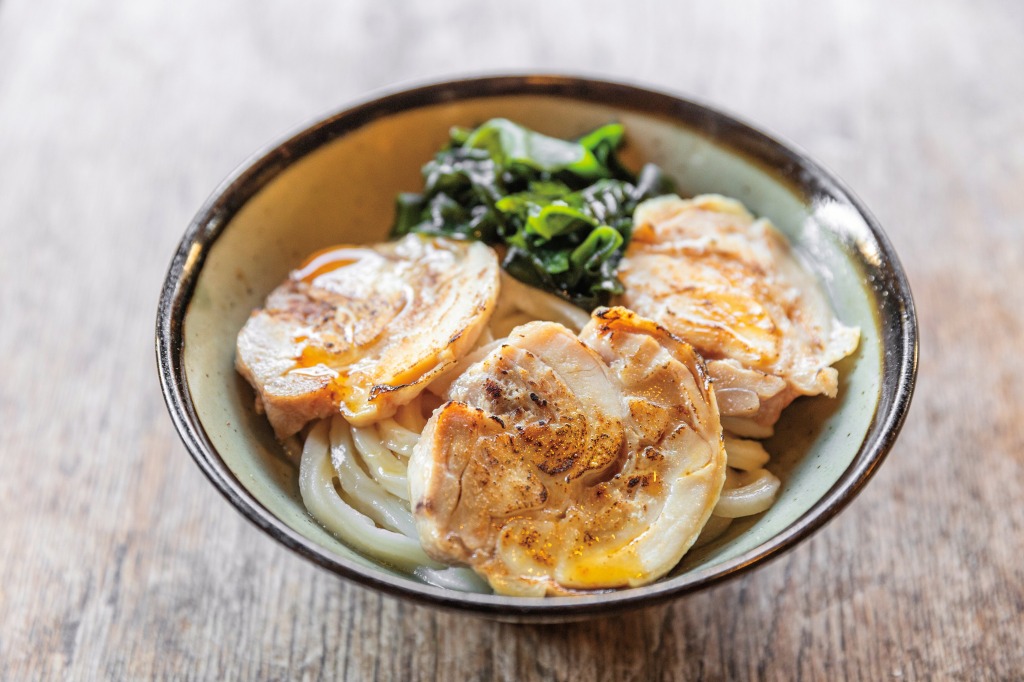 ヨコクラうどんの「鶏チャー葱油炙うどん」小
