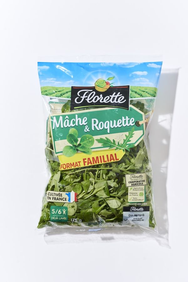 マーシュ＆ロケット（ルッコラ）が入った袋入りのサラダ野菜。旅行中の野菜不足も解消