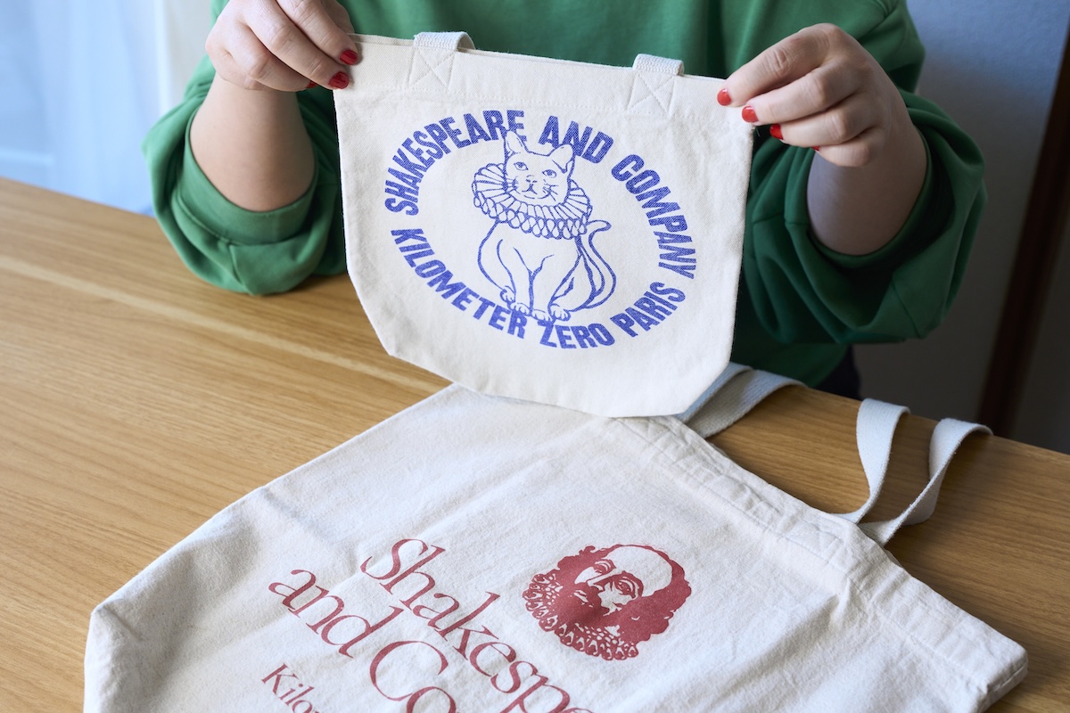 前述の「シェイクスピア＆カンパニー・カフェ」で購入したエコバッグ
