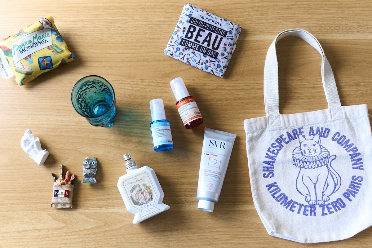 木村さんが買い集めたパリみやげ。エコバッグやマグネット、スキンケアのほか、調味料や食料品なども