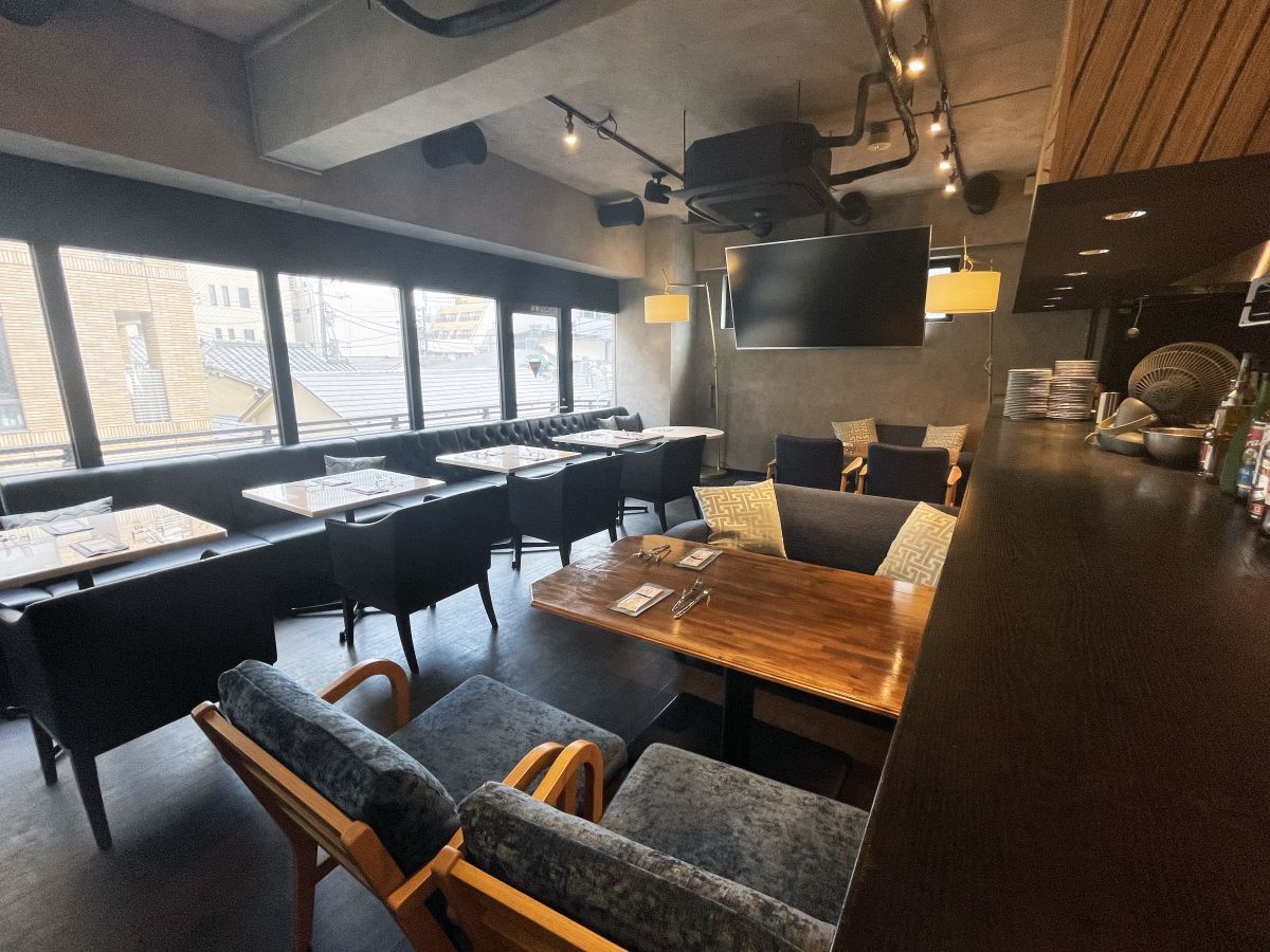 明るく落ち着いた雰囲気の店内