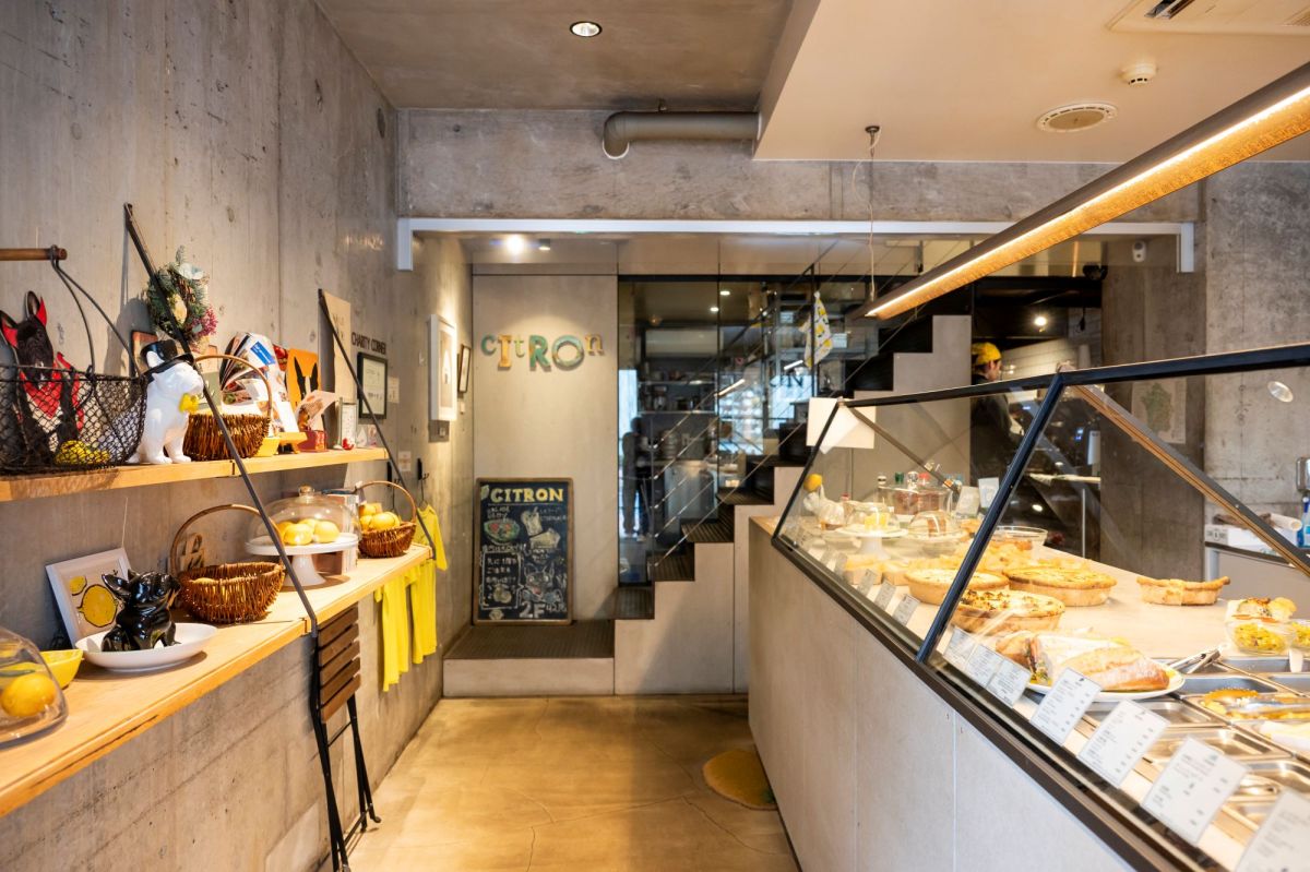 1階で好きなサラダやキッシュなどの料理やドリンクをセレクト