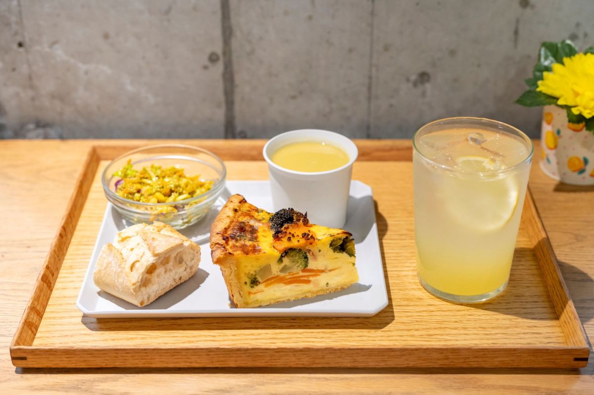 ランチセットの「キッシュセット」1690円、セットドリンク・自家製レモネード340円。