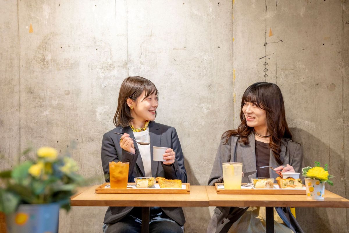 2Fのテーブル席は、窓から外苑西通りが一望。カジュアルな雰囲気で会話も弾みます！