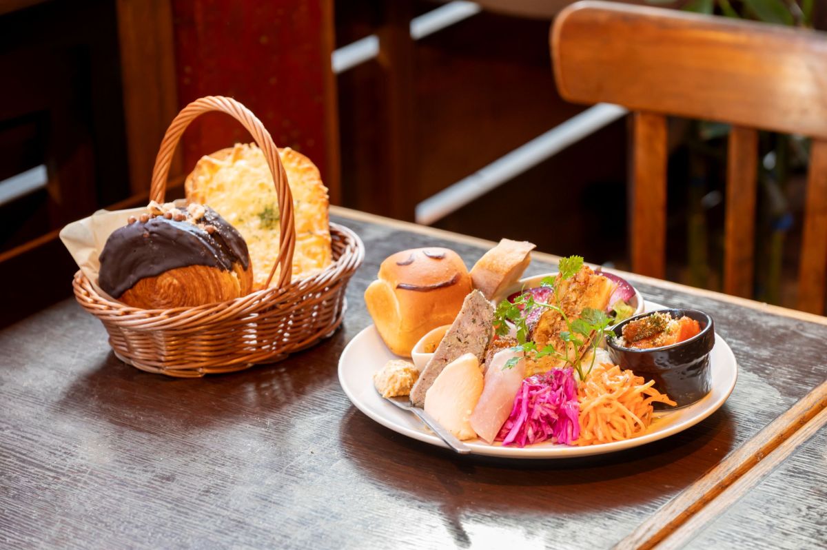 写真右「名物！デリカ盛りプレート」1780円