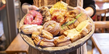 ワンコインで30種類以上のパンが食べ放題に♪「パンとビストロ 高円寺FLAT」のおしゃれランチ