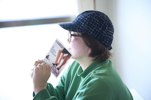 編集ライター・木村秋子さん。大好きなフランス映画『小さな泥棒』のポストカードとともに