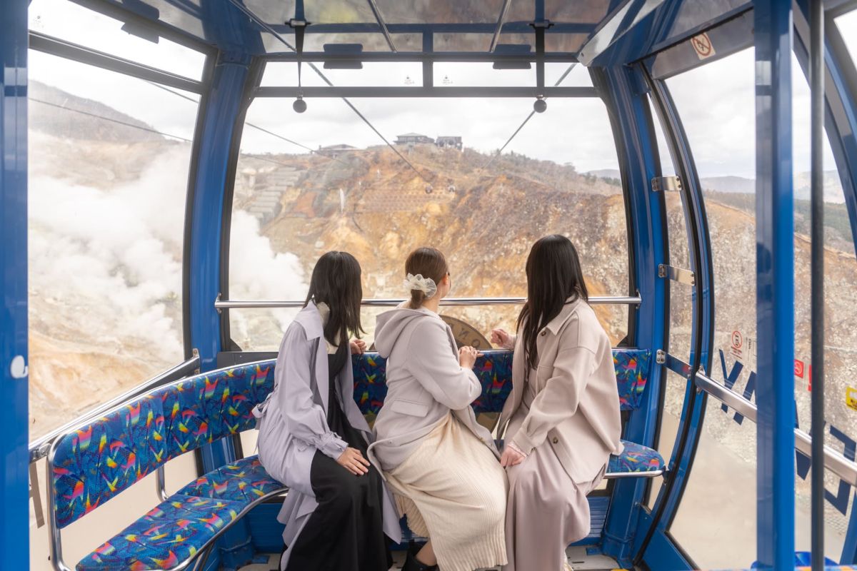 山々を見下ろす様子