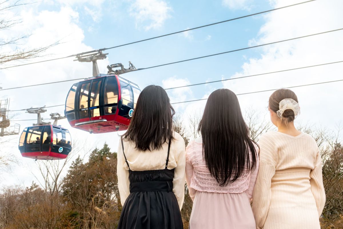 姥子駅でゴンドラと空ををバックに