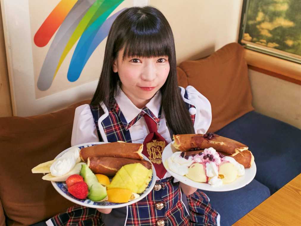 フルーツパンケーキ（左）　 750円、ブルーベリーバニラパンケーキ（右）　800円