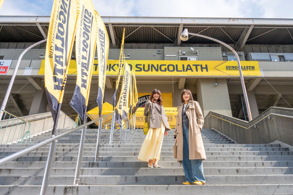 秩父宮ラグビー場 （写真左「KASHIYAMA」オーダーコート 5万5000円）