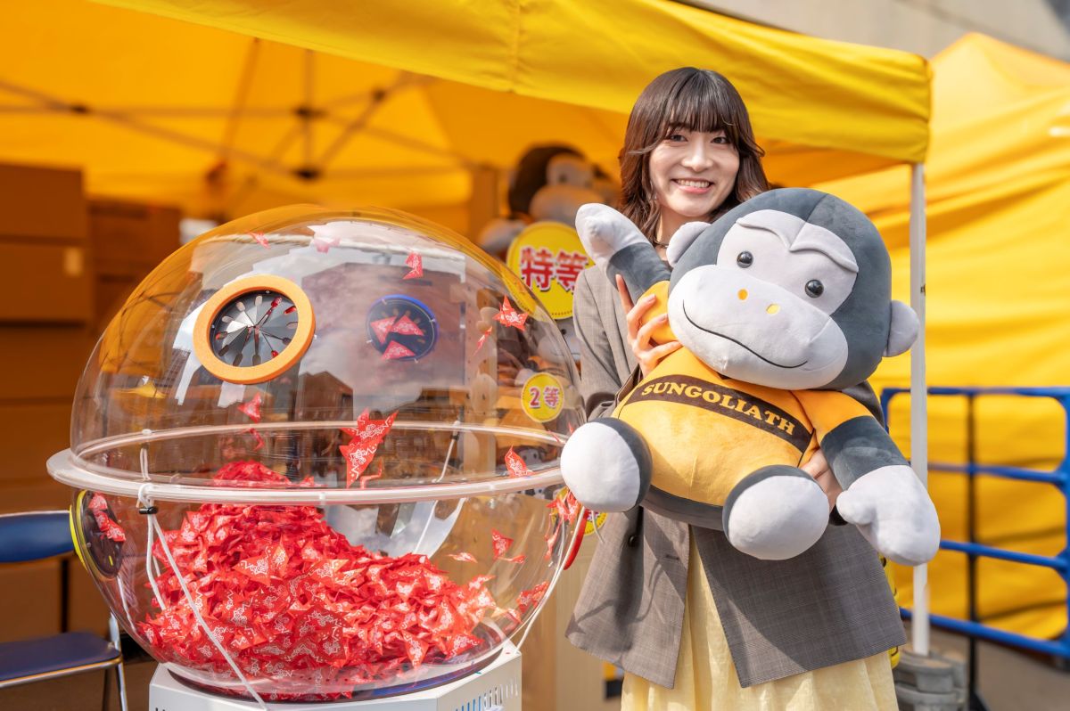 くじ1等は、ビッグサイズのゴリラのぬいぐるみ