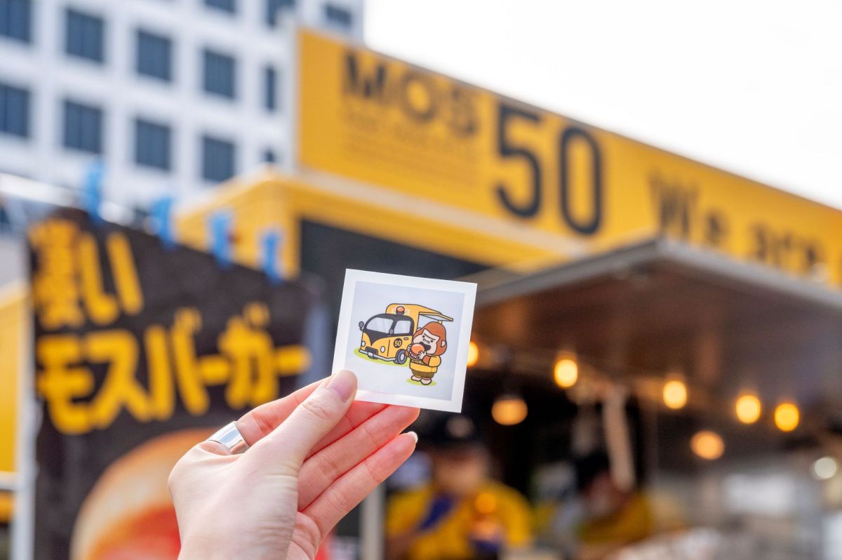 「MOS50（モスフィフティ）」でもらえるサンゴリアス君の限定コラボステッカー