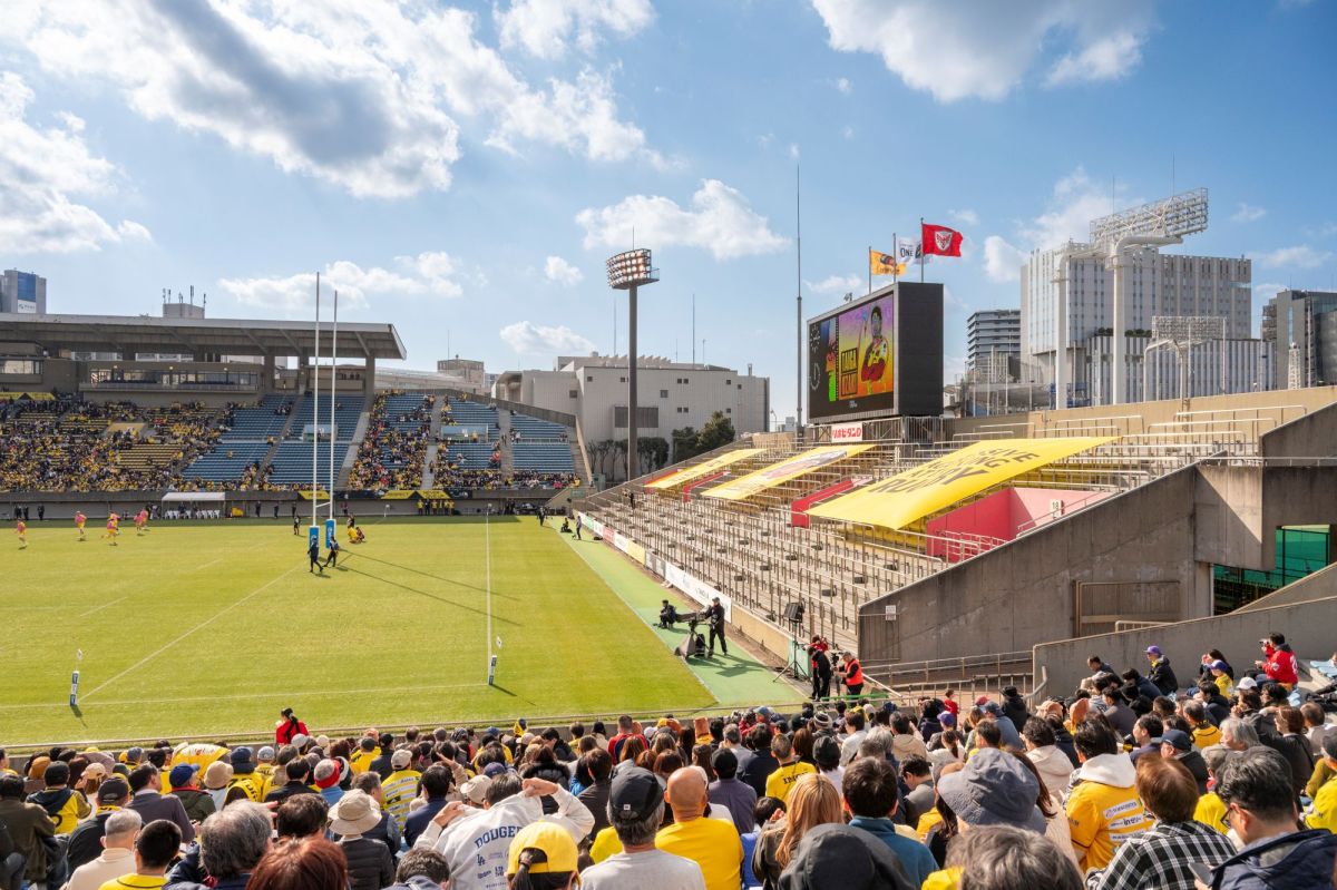 東側のバックスタンド自由席からの眺め。ゴールゲートが間近！