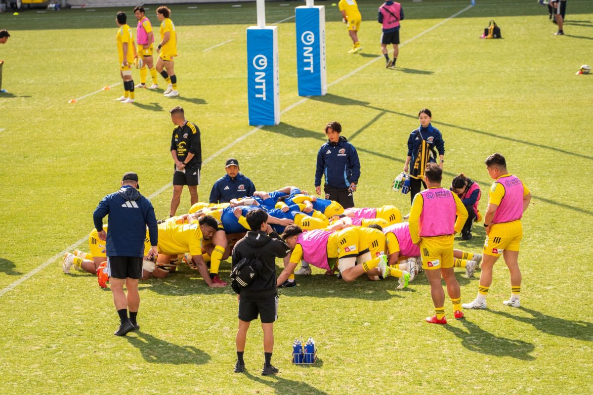 座席から見えるウォーミングアップ風景その1、スクラム！