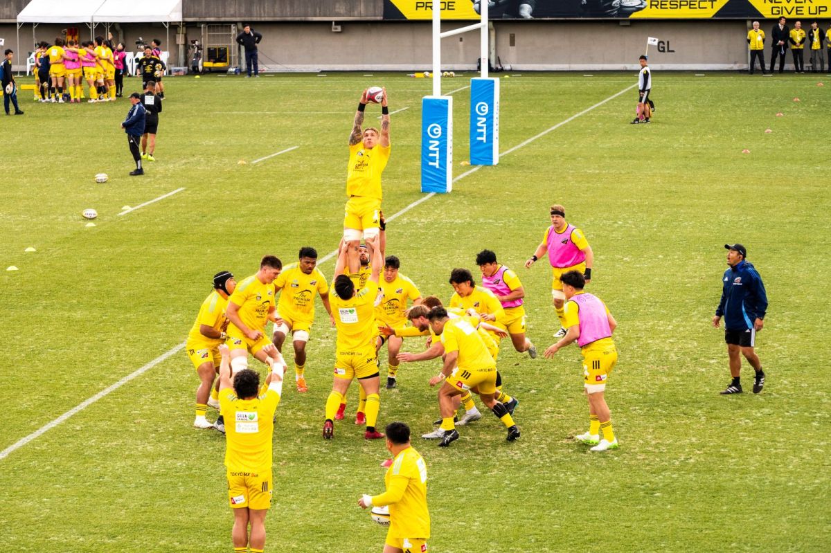 座席から見えるウォーミングアップ風景その2、ラインアウト！