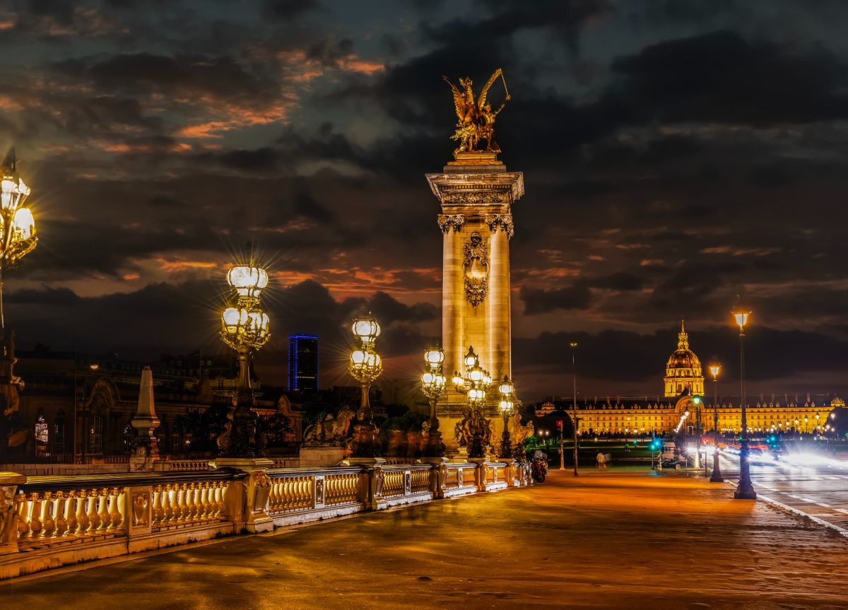 街灯に照らされる「アレクサンドル3世橋」（写真：PIXTA）