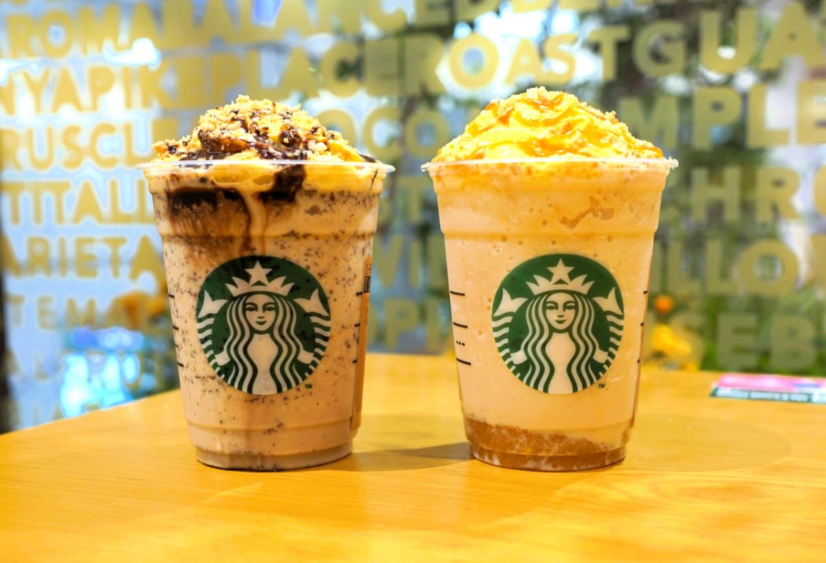「シュークリーム フラペチーノ&reg;」写真・左から  カスタマイズ①アーモンドミルクに変更、チョコレートソース＆チョコレートチップ追加 カスタマイズ②無脂肪乳に変更、キャラメルソース＆ハチミツ＆シトラス果肉を追加