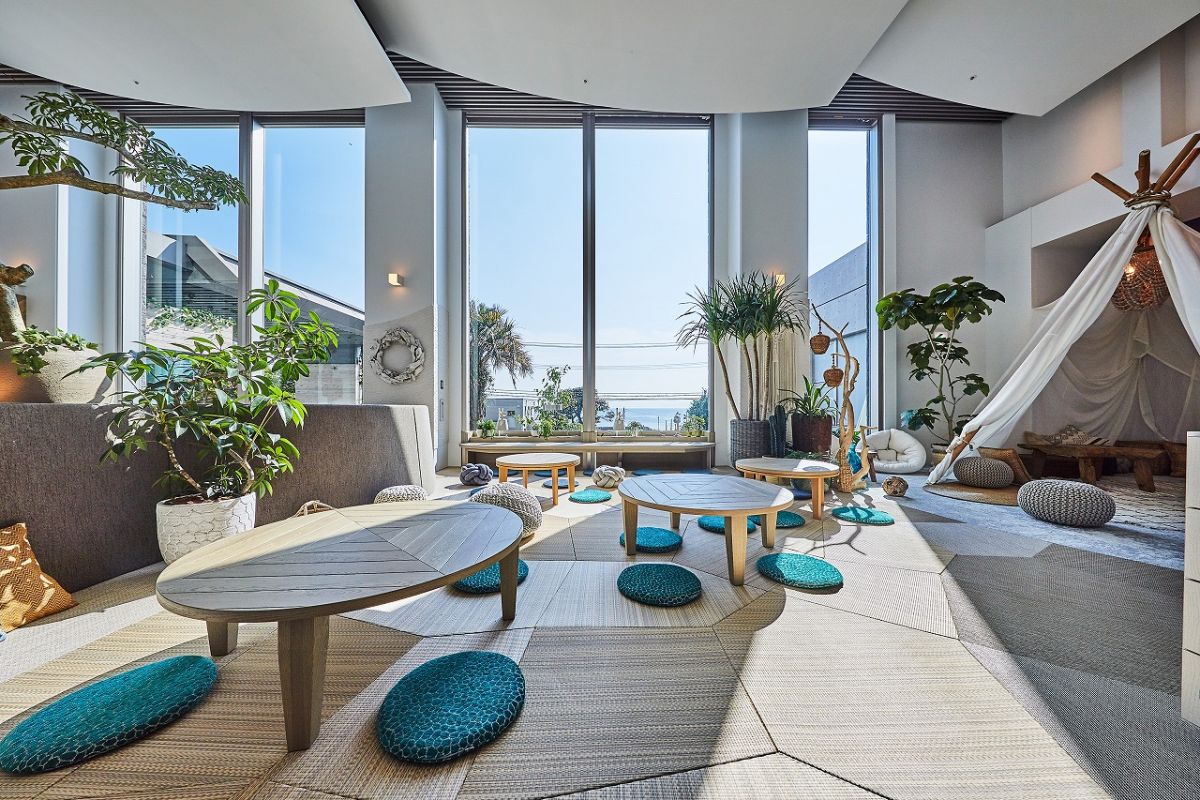 葉山うみのホテルのロビー