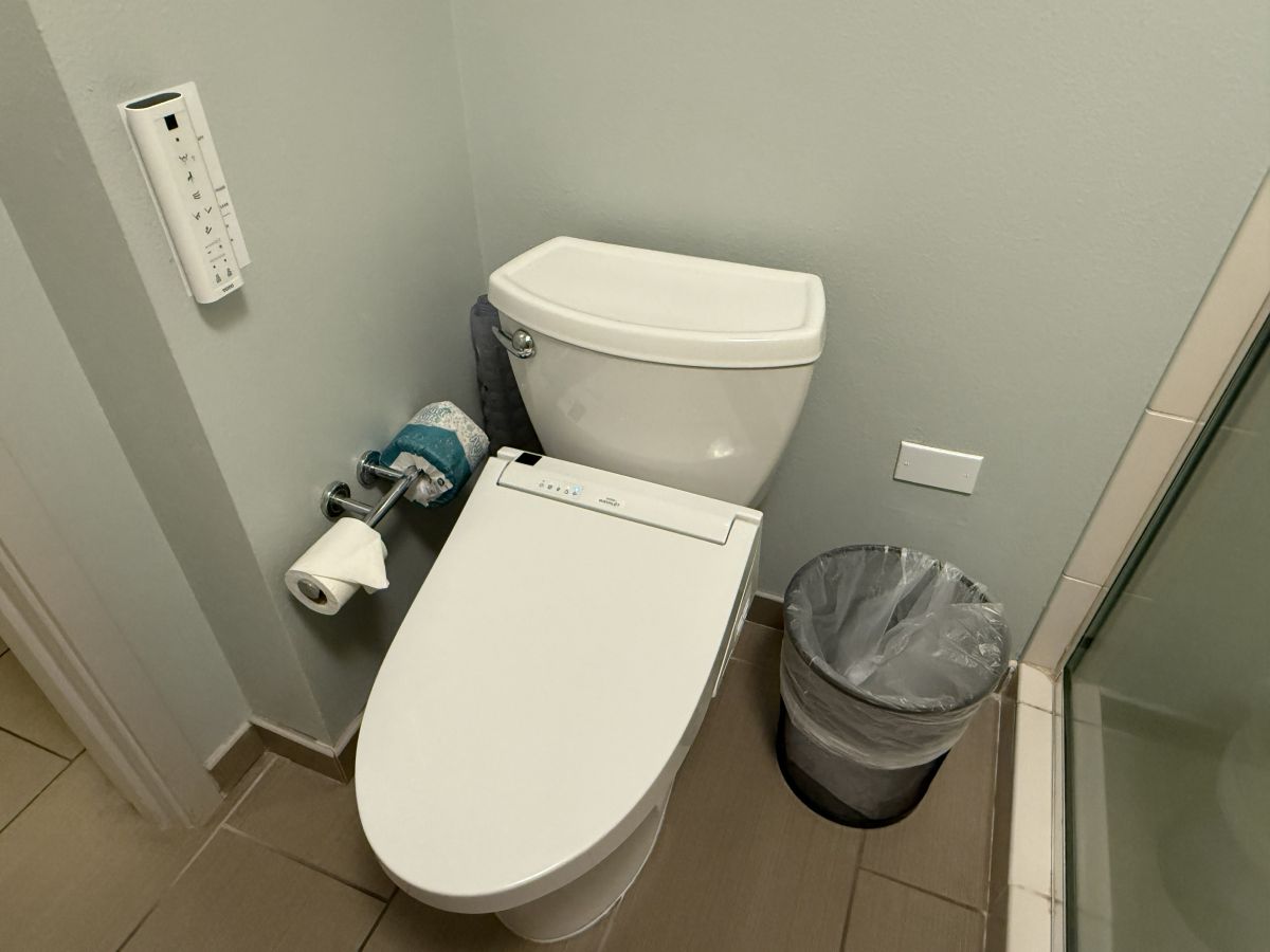 TOTOのウォシュレット付きのトイレ