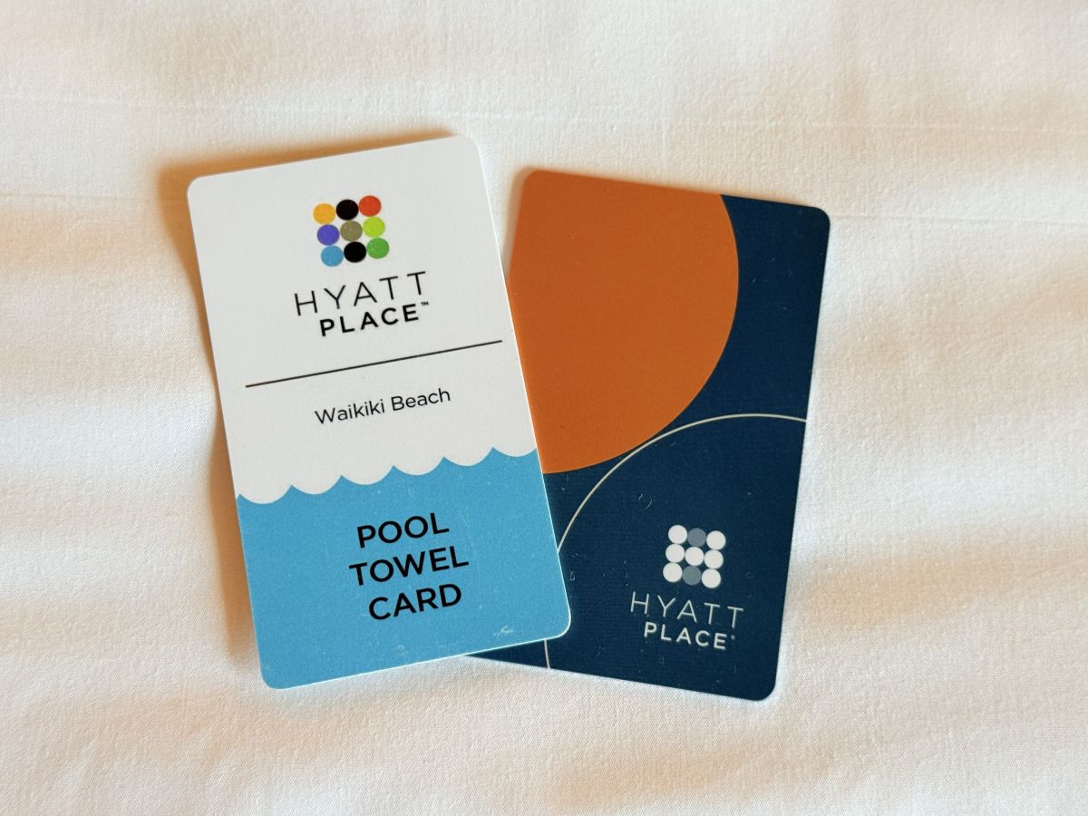 チェックイン時にルームキーと一緒にビーチタオルのカードも渡される