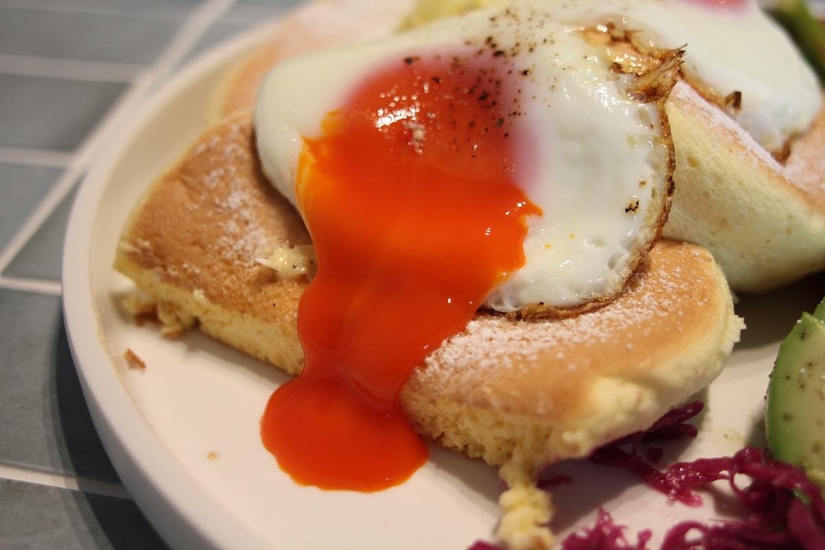 目玉焼きに切れ目を入れると黄身がとろりとあふれて見た目も◎