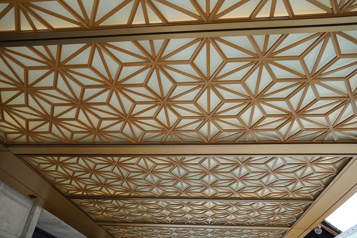 エントランスの車寄せの天井