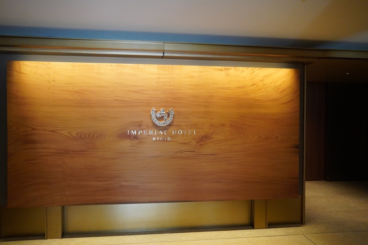 玄関正面ケヤキの一枚板