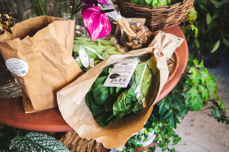 「gui flower Kamakura」に並ぶ無農薬野菜
