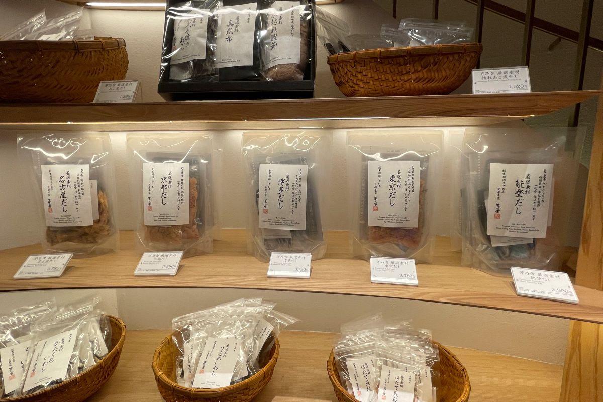 左から「厳選素材 名古屋だし」3780円、「厳選素材 京都だし」3996円、「厳選素材 博多だし」3780円、「厳選素材 東京だし」3780円、「厳選素材 能登だし」3996円