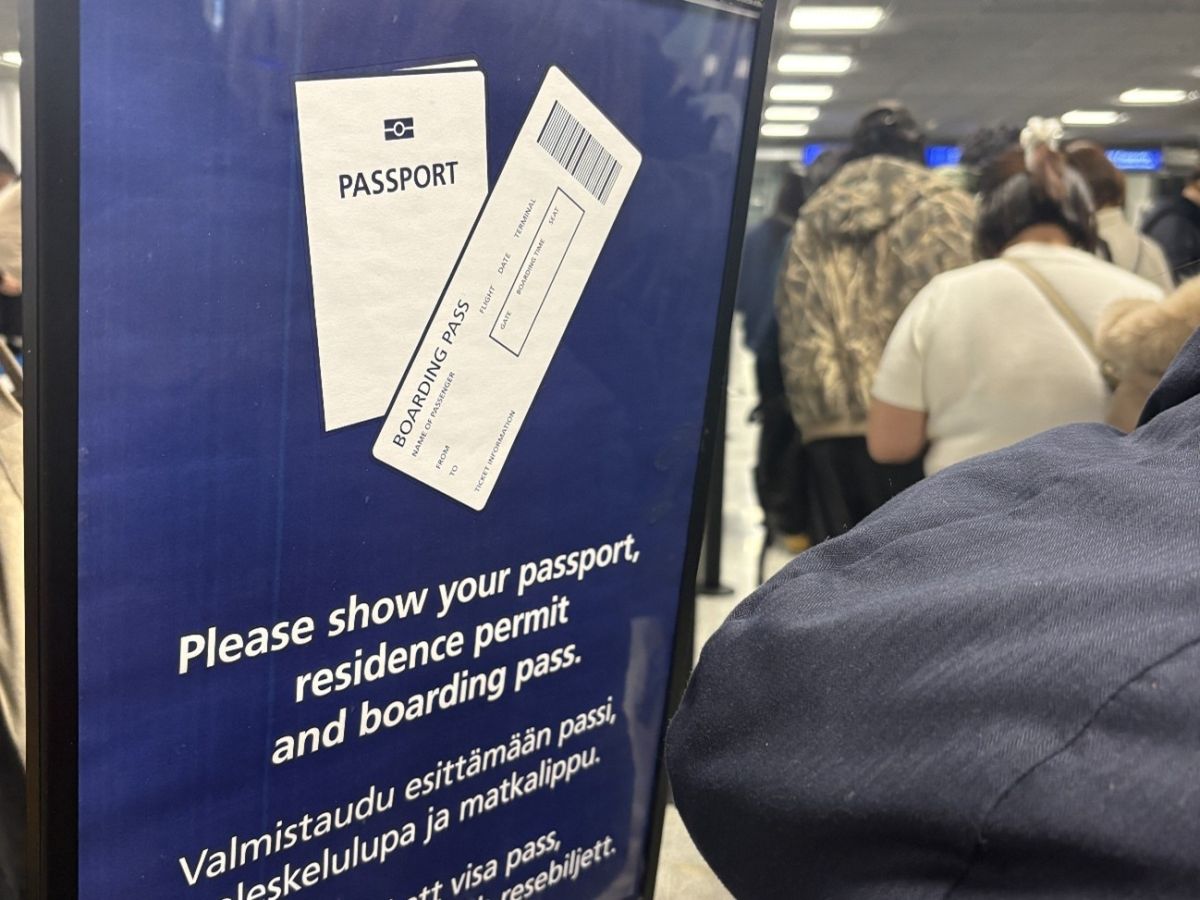 旅行者はパスポートと搭乗券を用意して入国審査の列に並びます