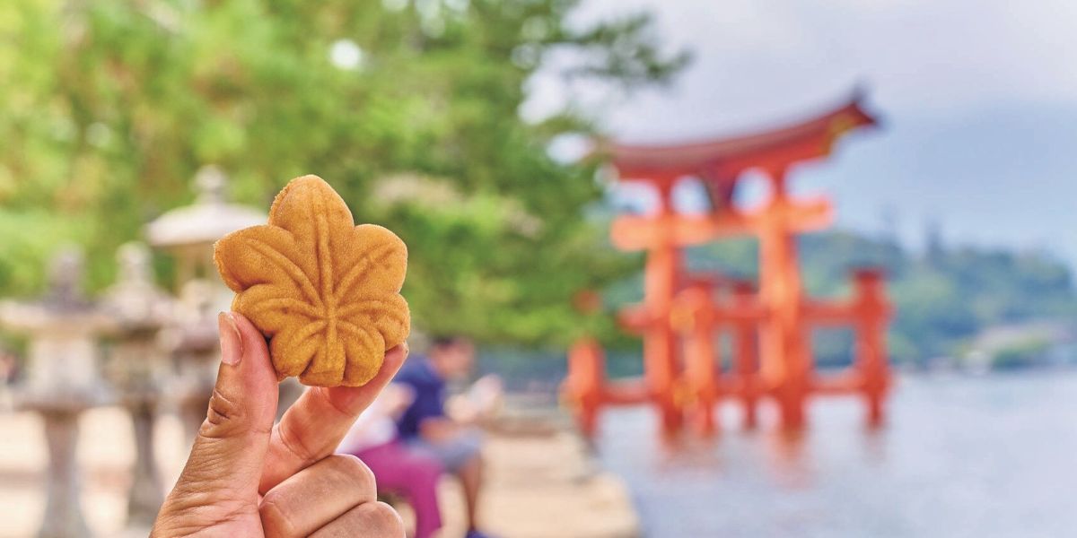 もみじ饅頭と安芸の宮島・嚴島神社の大鳥居