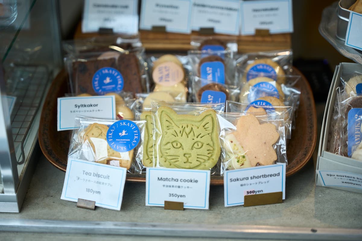 「ダーラナホースの紅茶サブレ」180円、「宇治抹茶の猫クッキー」350円、「桜のショートブレッド」300円など